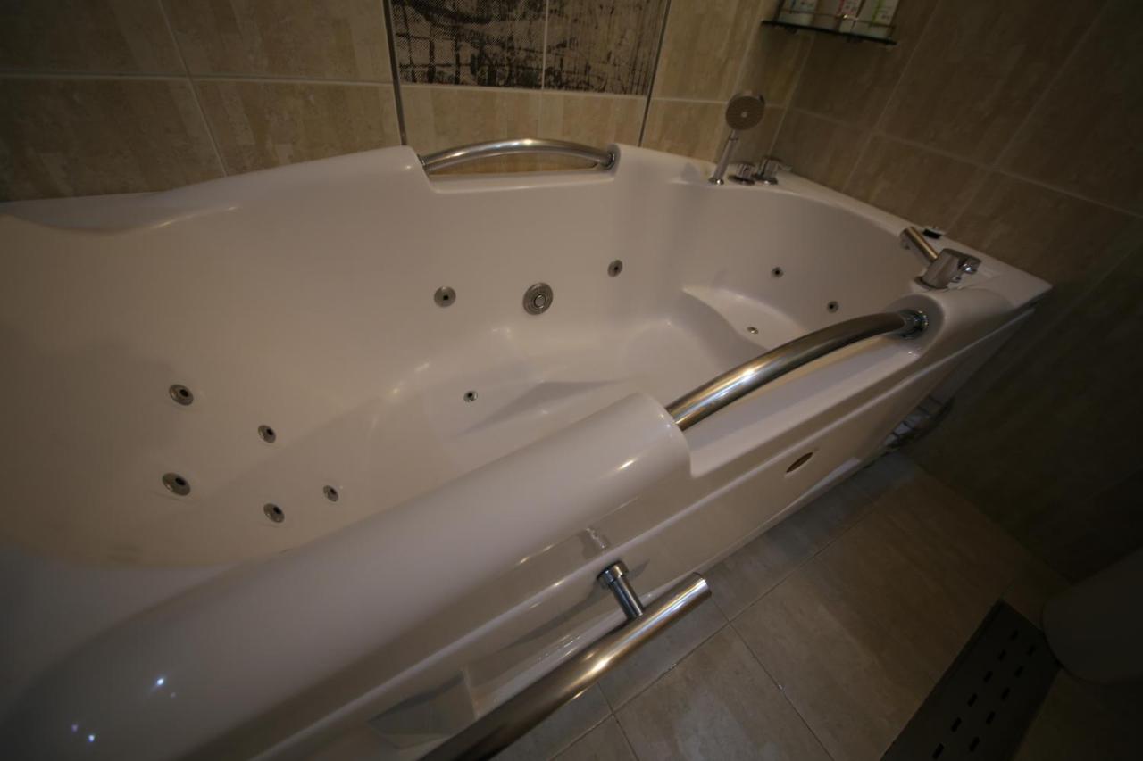 Dubai Hotel Daejeon Bagian luar foto