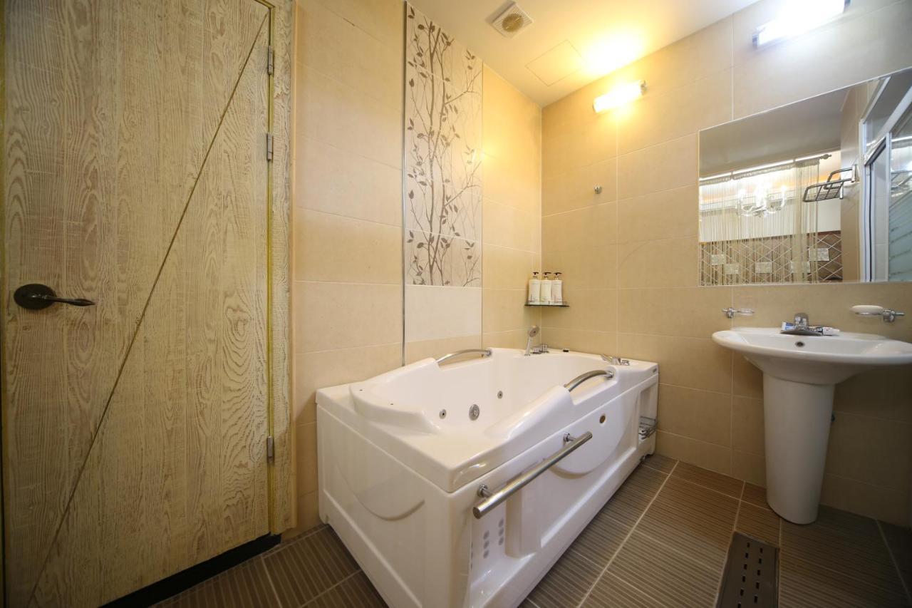 Dubai Hotel Daejeon Bagian luar foto